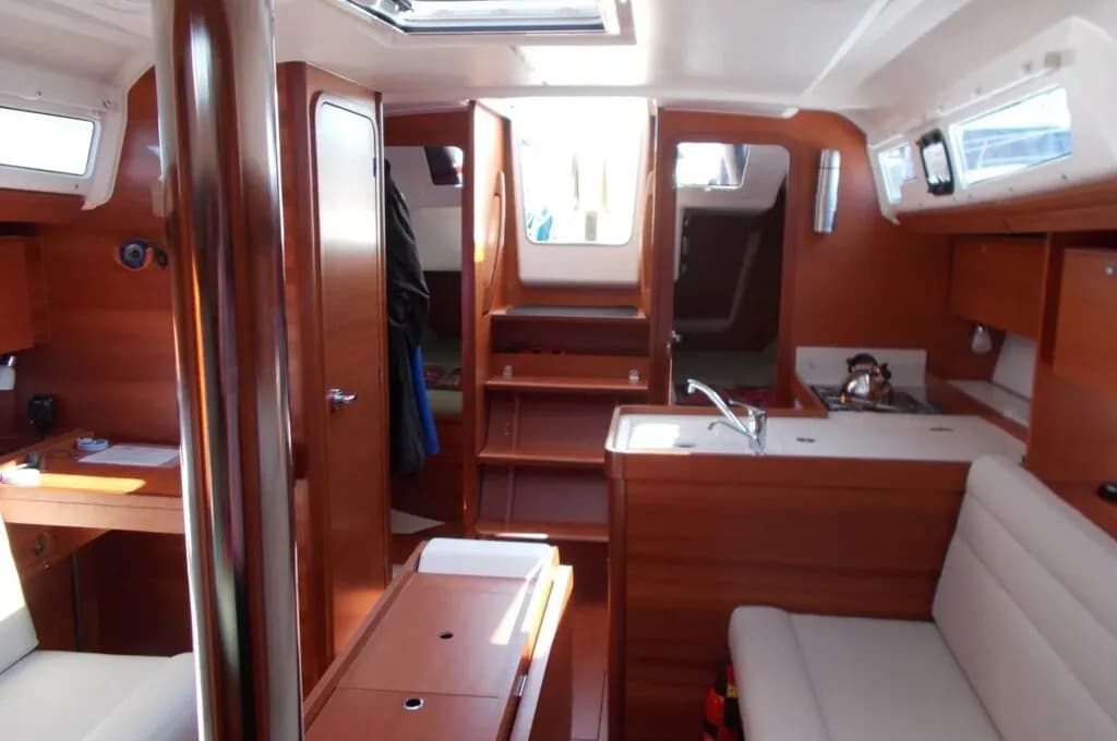 Dufour 350 Adventure Moonsail – bilde 3 av 10