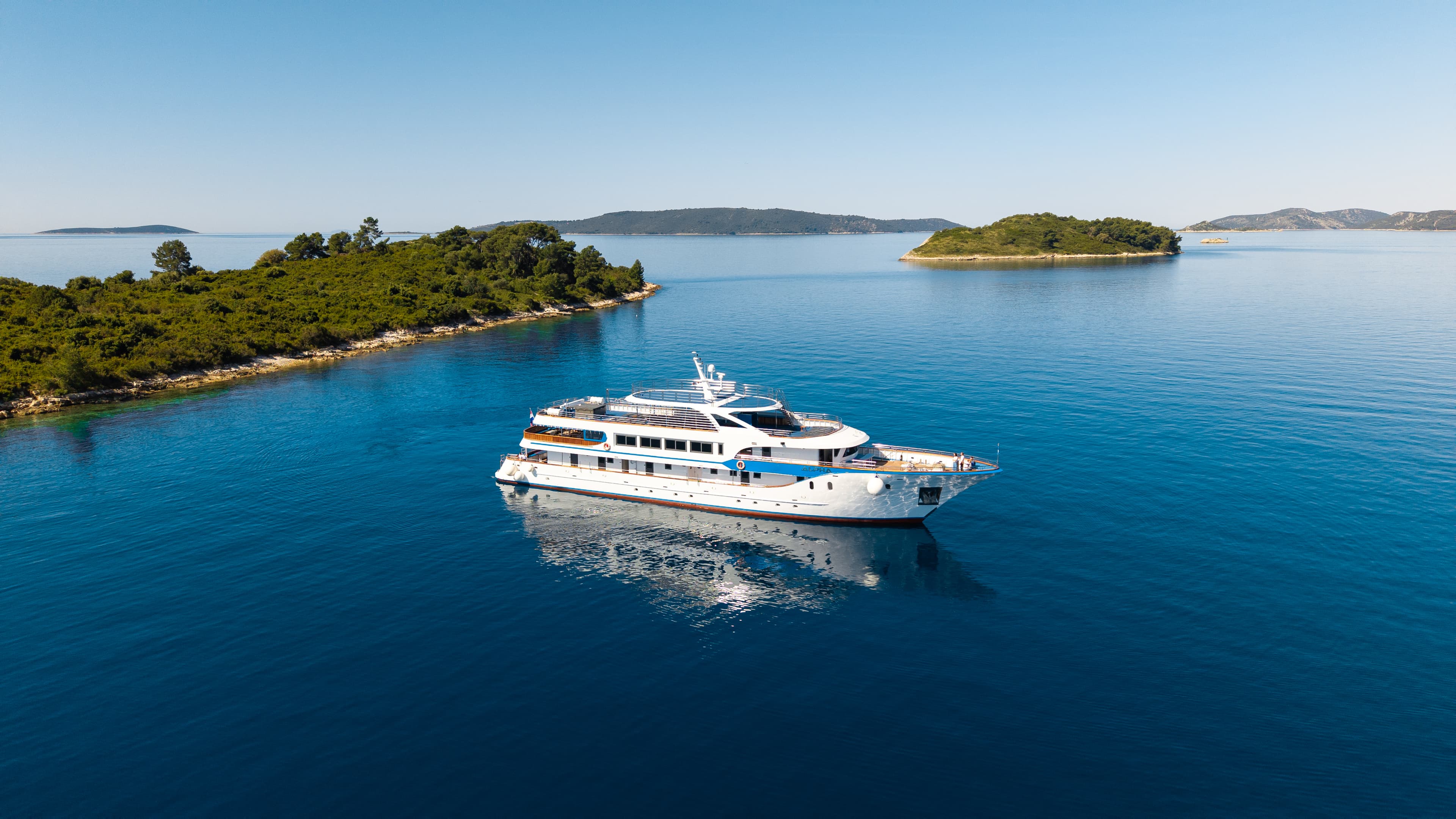 Luxury Motor Yacht Alpha – bilde 2 av 66