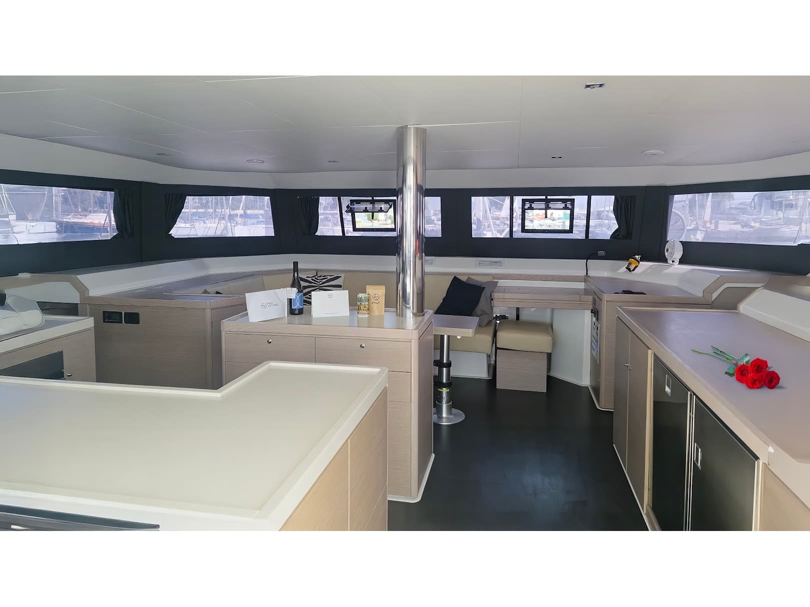 Dufour Catamaran 48 Danai - Skippered – bilde 2 av 3