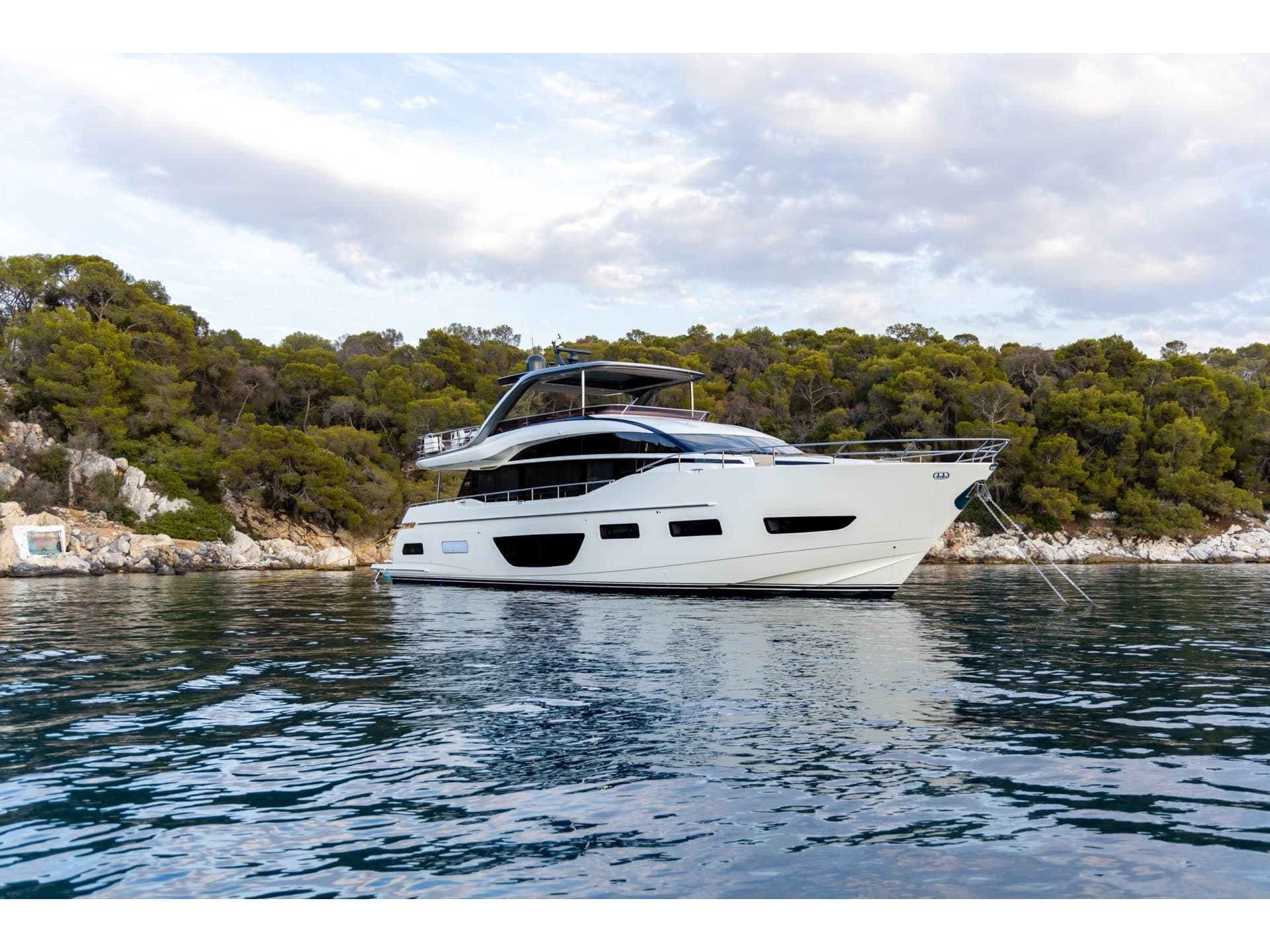 Luxury Motor Yacht Vista