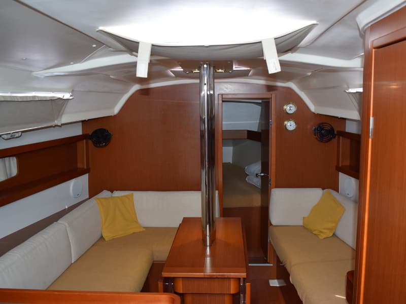 Beneteau Oceanis 34 Izar – bilde 2 av 5