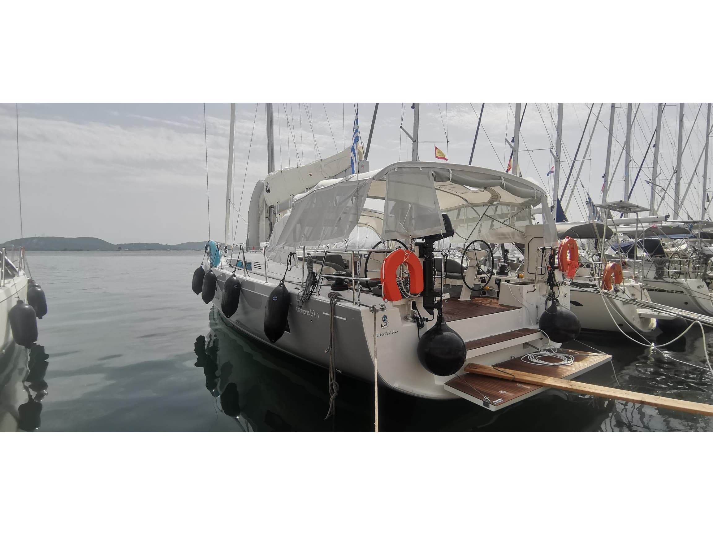 Beneteau Oceanis 51.1 LIVING IN SEA