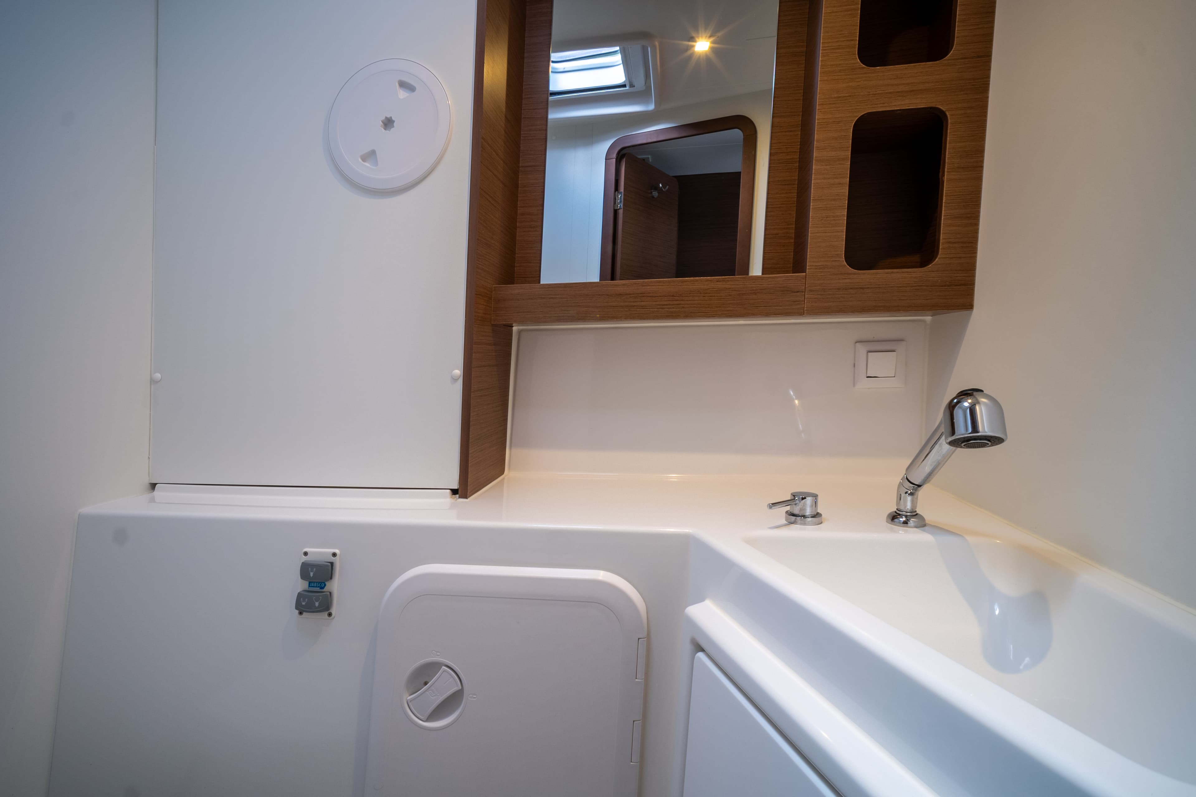 Lagoon 42 Silver VIII (A/C and Generator) – bilde 4 av 15
