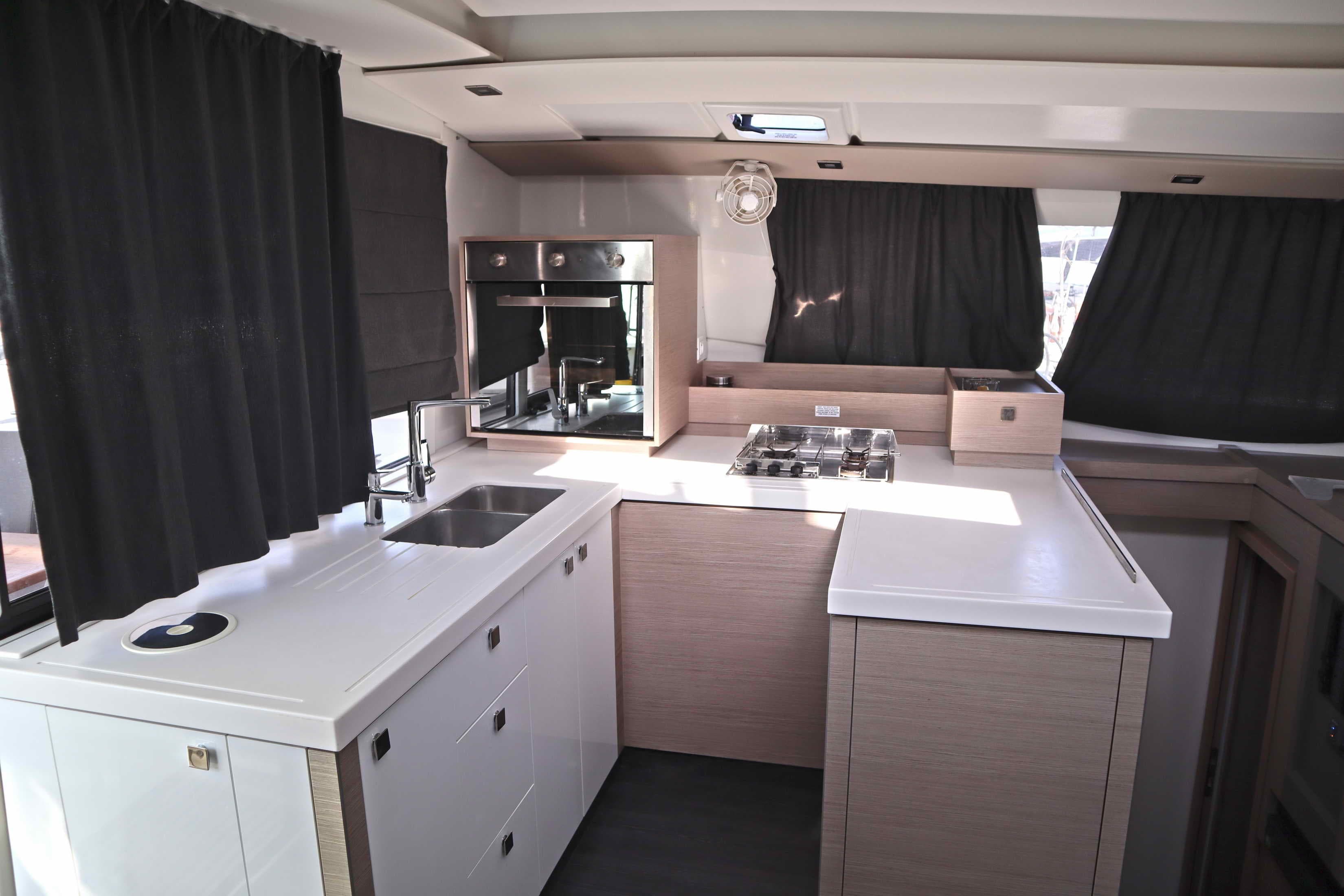 Fountaine Pajot Astréa 42 HANNAH III – bilde 4 av 11