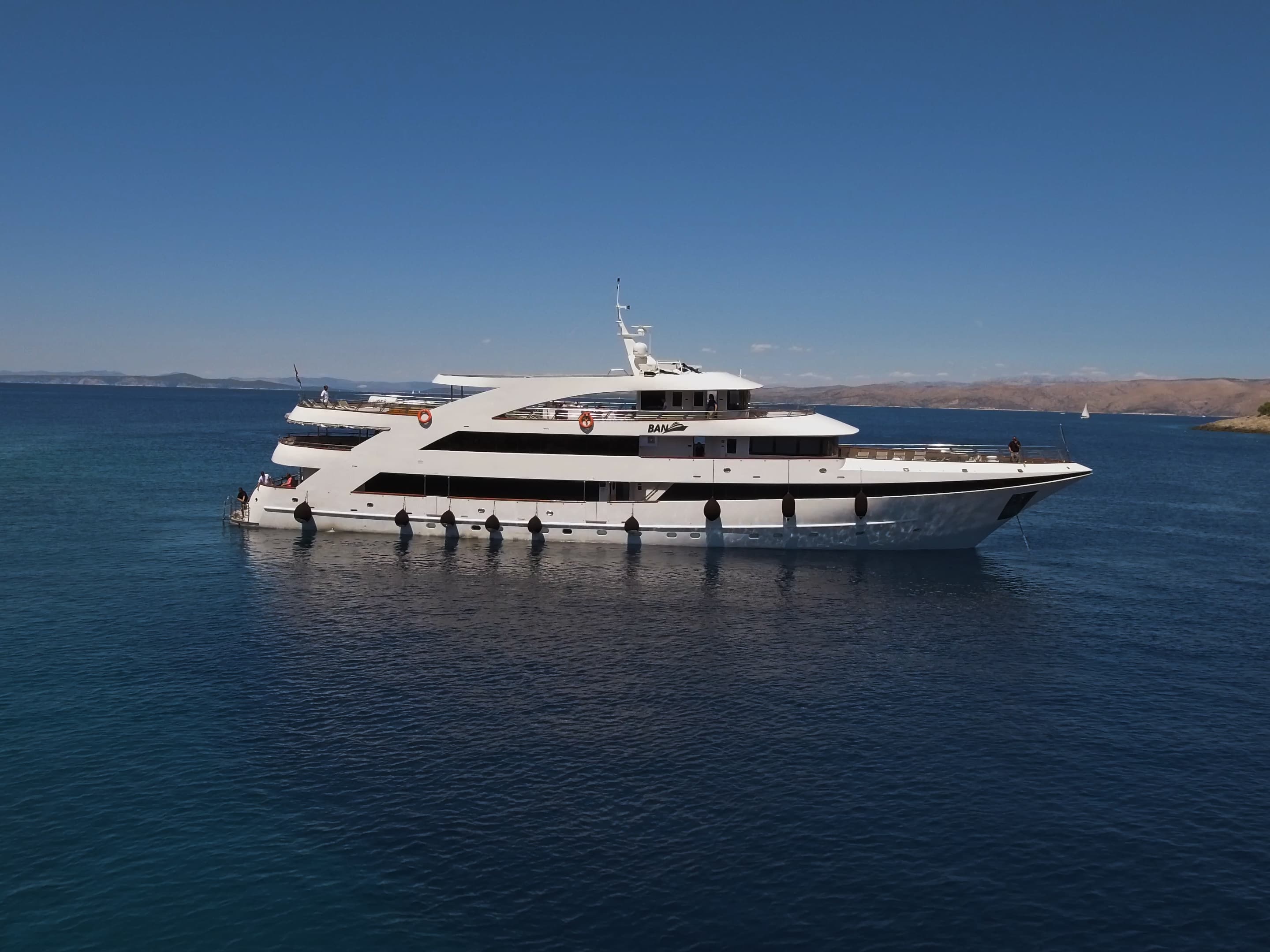Luxury Motor Yacht Ban