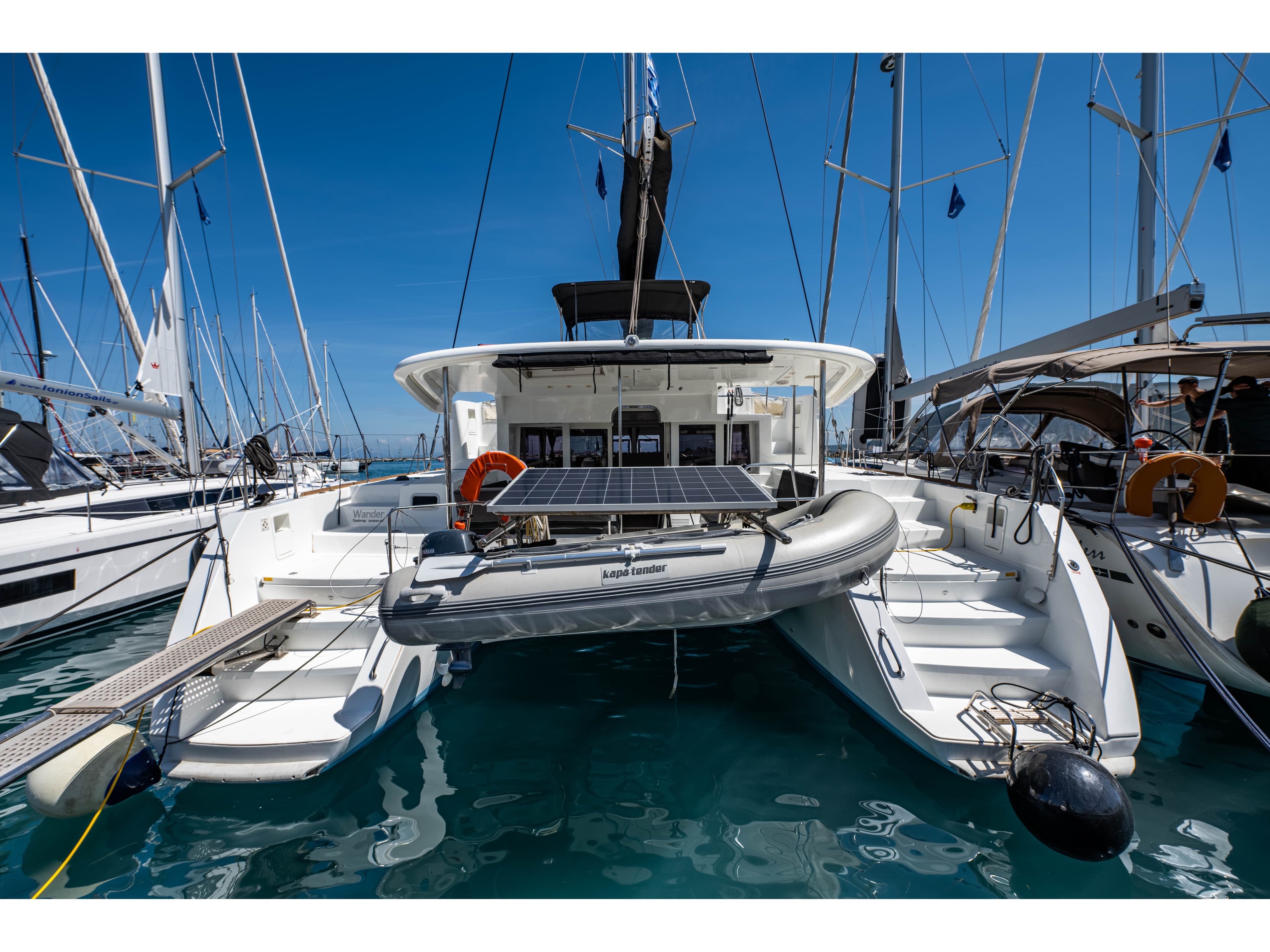 Lagoon 450 Fly Wander