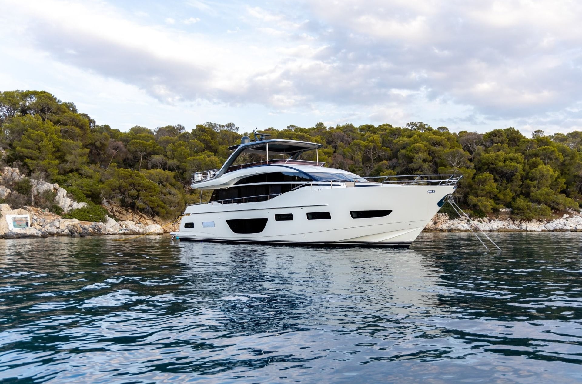 Luxury Motor Yacht Vista