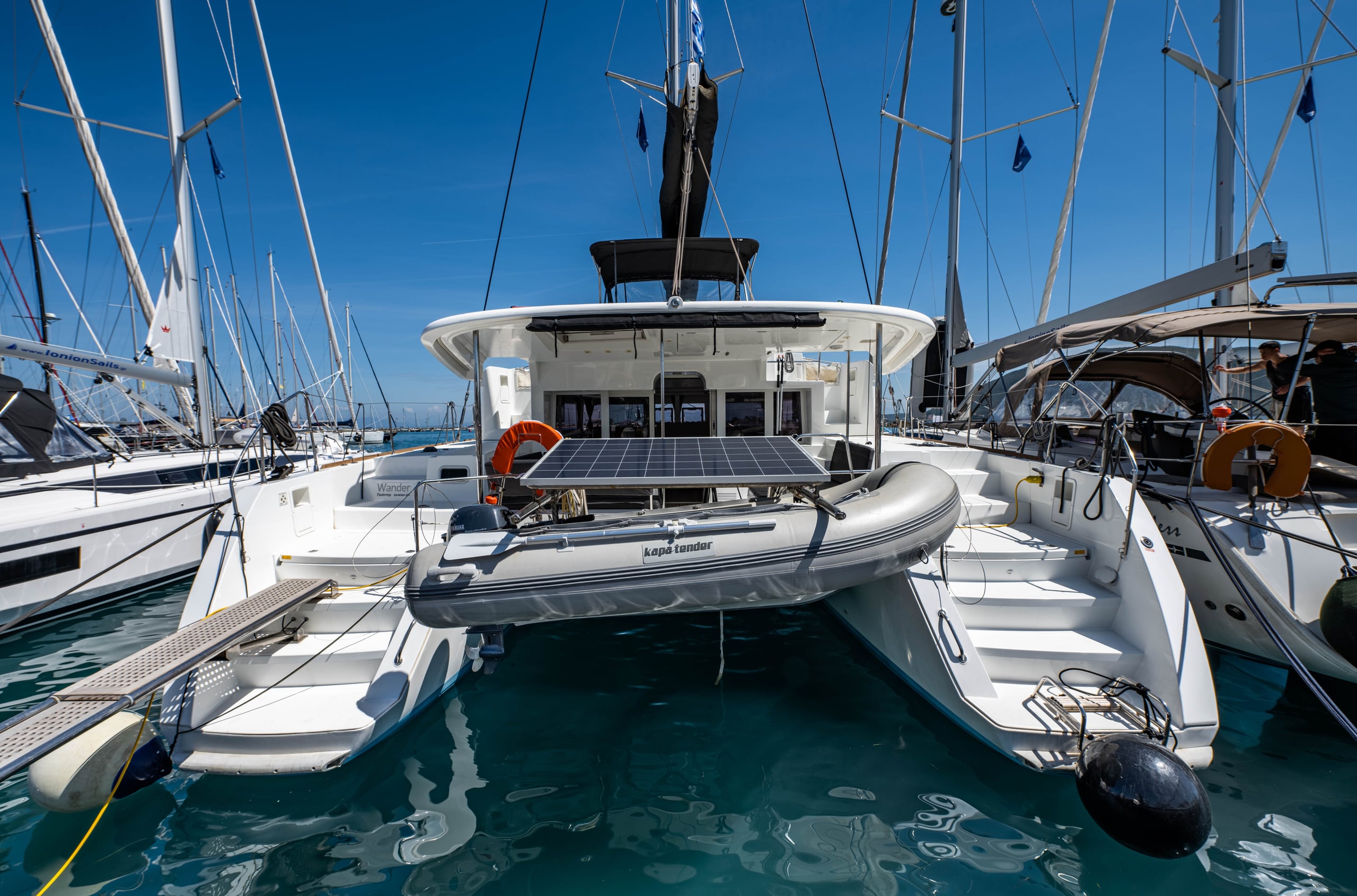 Lagoon 450 Fly Wander